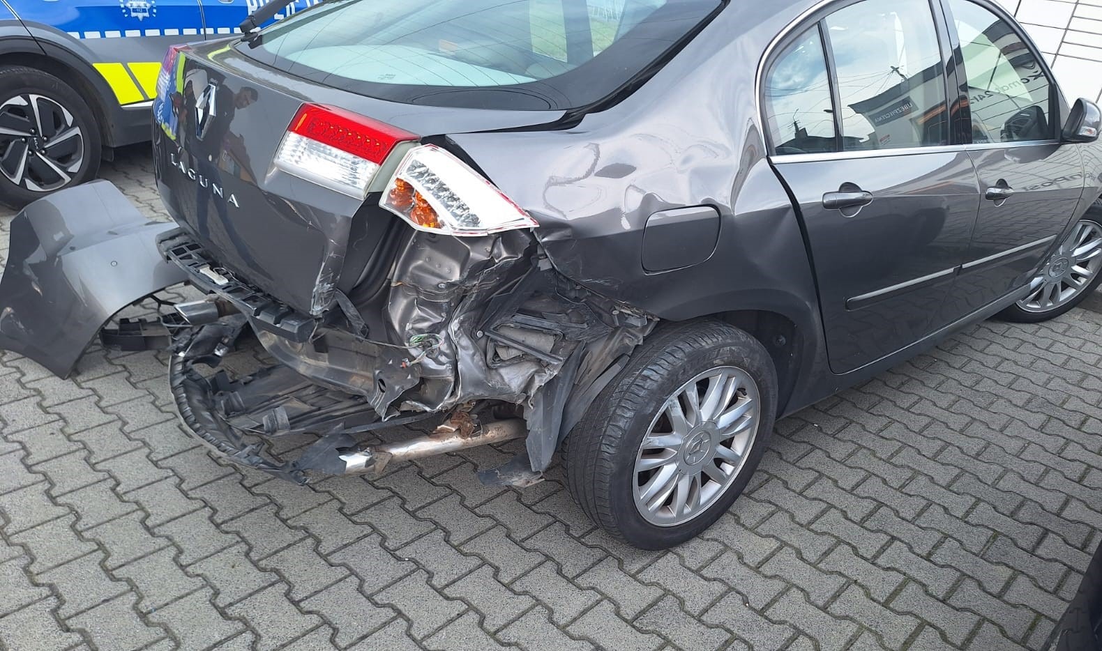 Pijany kierowca uciekł po kolizji. Schował się w piwnicy bloku