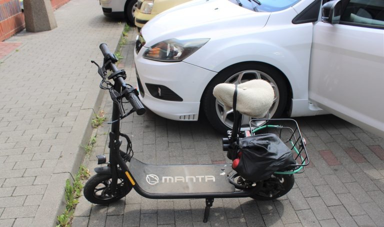 Wypadek na parkingu. Ranny 81-letni mężczyzna, który kierował hulajnogą.