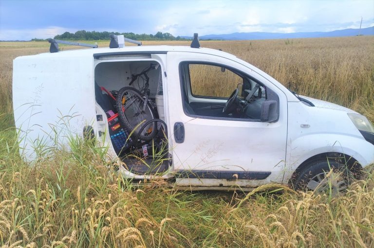 Pościg w gminie Kęty. Porzucili auto i uciekali przez pole. Policjanci SPEED zatrzymali parę
