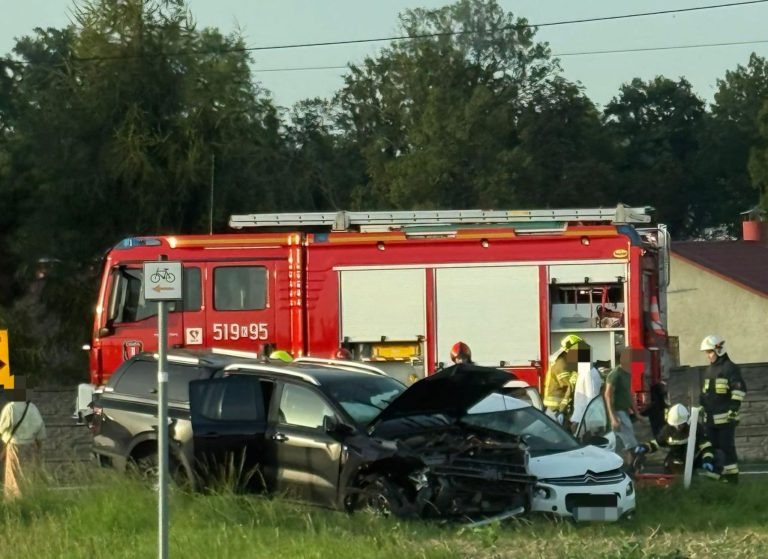 Zderzenie dwóch samochodów osobowych w Osieku