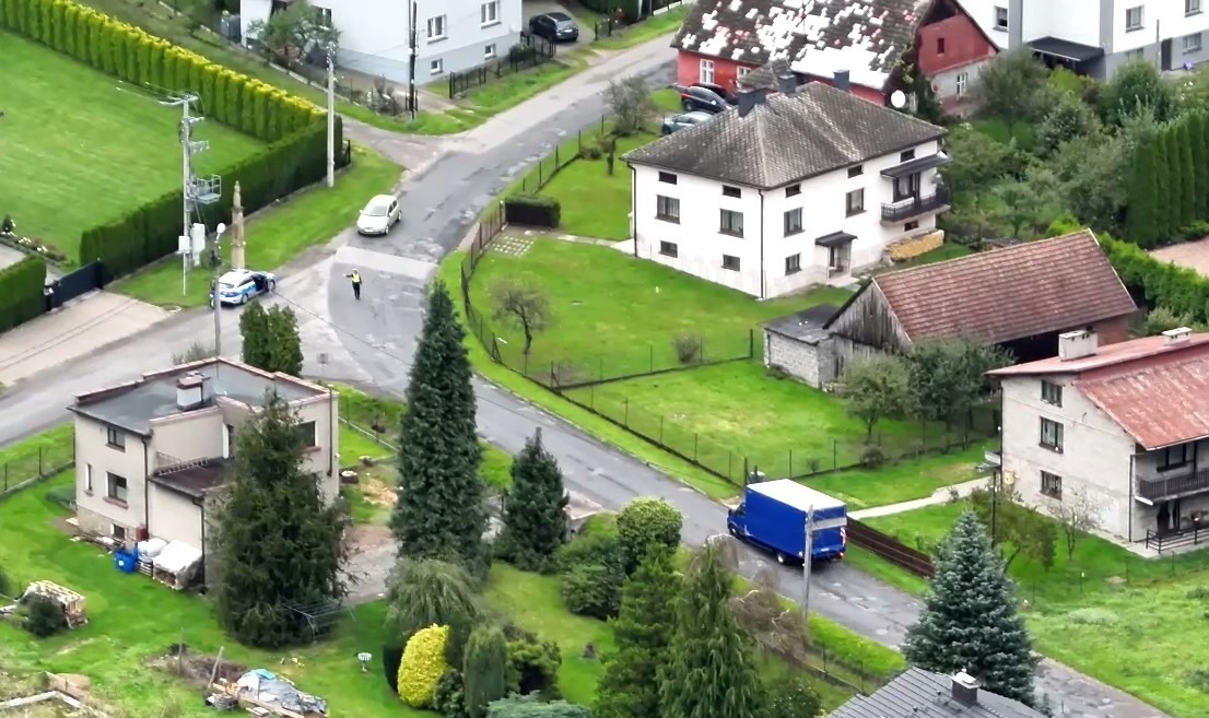 Policjanci z drogówki podczas działań z dronem, zatrzymali obcokrajowca, który nielegalnie przebywał na terenie Unii Europejskiej