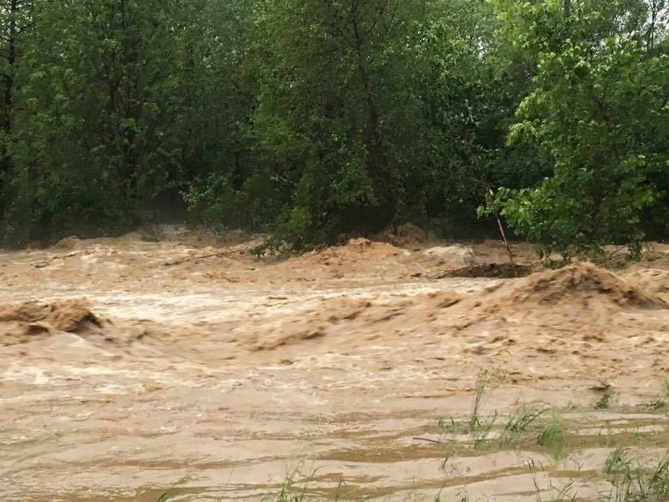 Przerwany wał, na miejsce skierowano strażaków JRG Oświęcim. ZDJĘCIA !