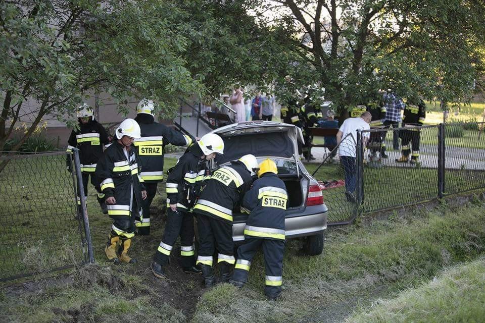 Nietrzeźwy kierowca stracił panowanie nad pojazdem i uderzył w ogrodzenie. ZDJĘCIA !