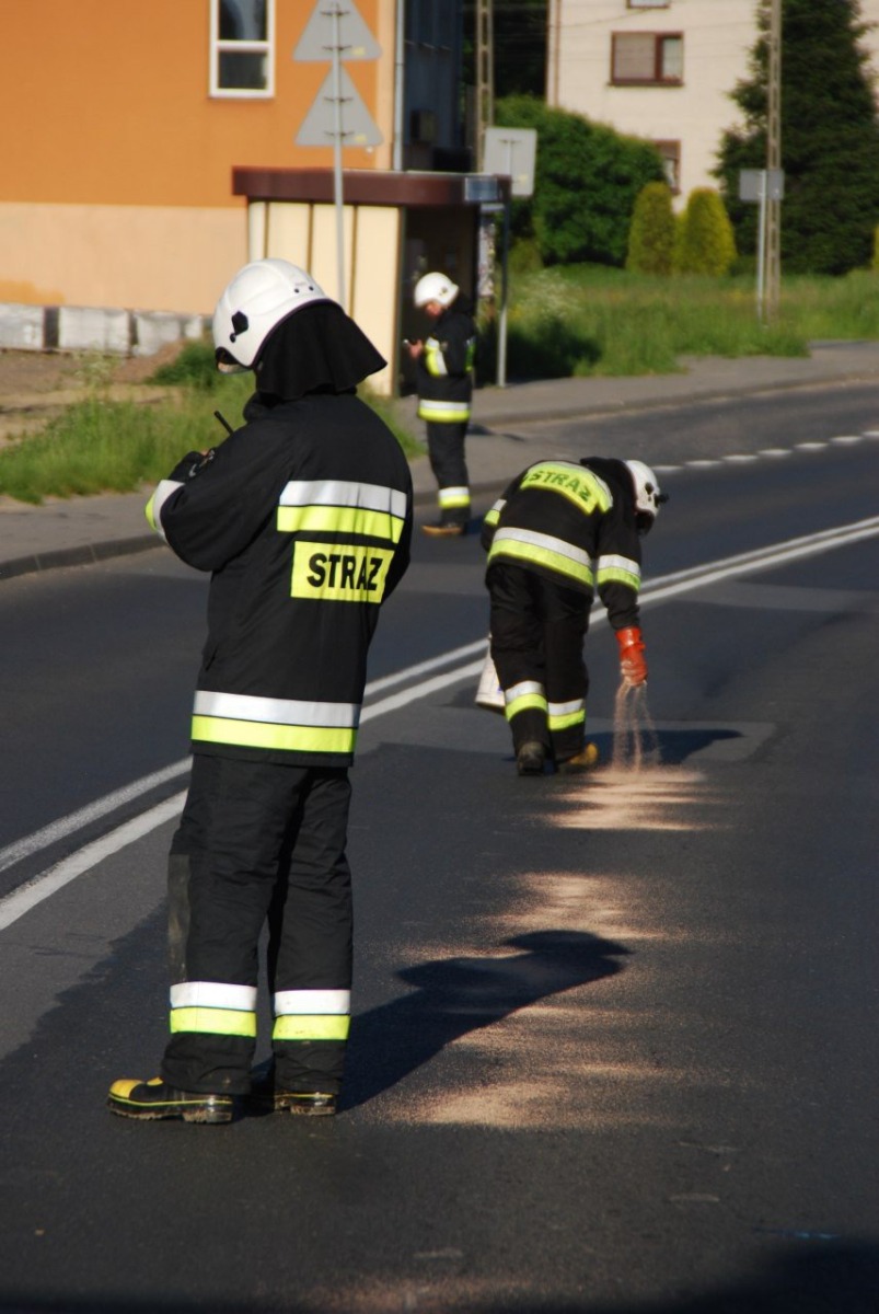 Plama substancji ropopochodnej na trasie DK44. ZDJĘCIA !