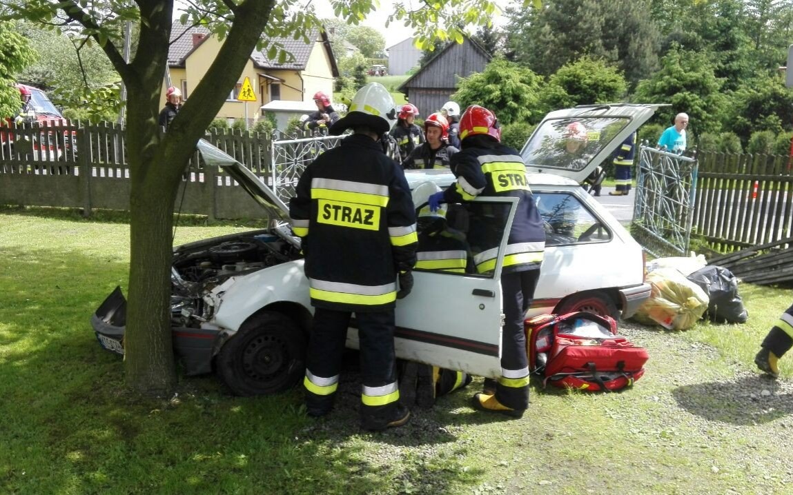 Zdarzenie drogowe w Polance Wielkiej. Samochód staranował ogrodzenie i uderzył w drzewo. ZDJĘCIA, FILM !