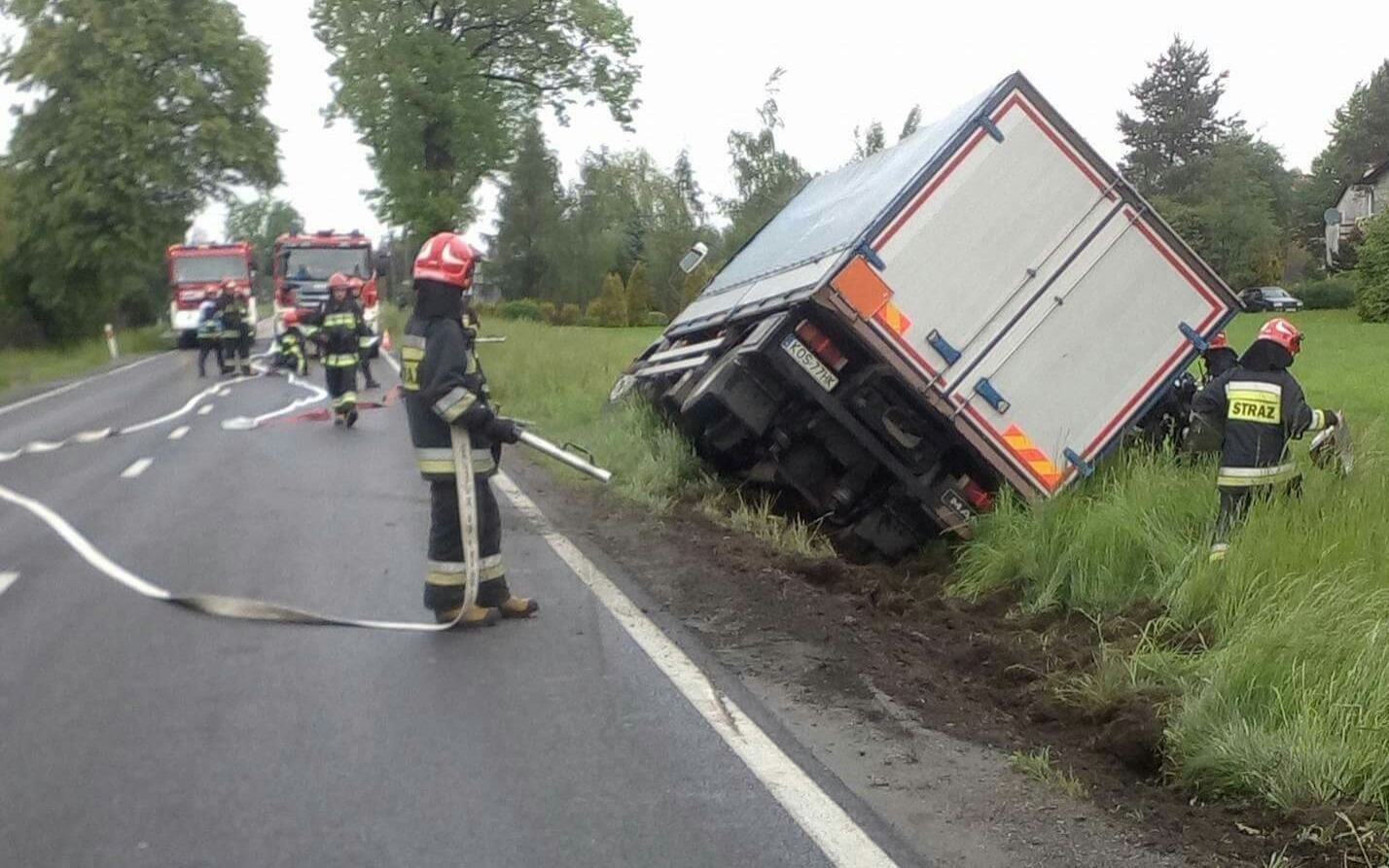 Samochód przewożący niebezpieczną substancje wypadł z drogi. Na miejscu SCRChem z JRG Oświęcim. ZDJĘCIA !