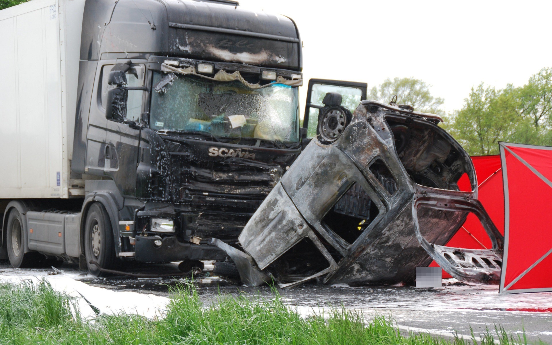 Wypadek drogowy w Łękach, mężczyzna spłonął w samochodzie osobowym. ZDJĘCIA !