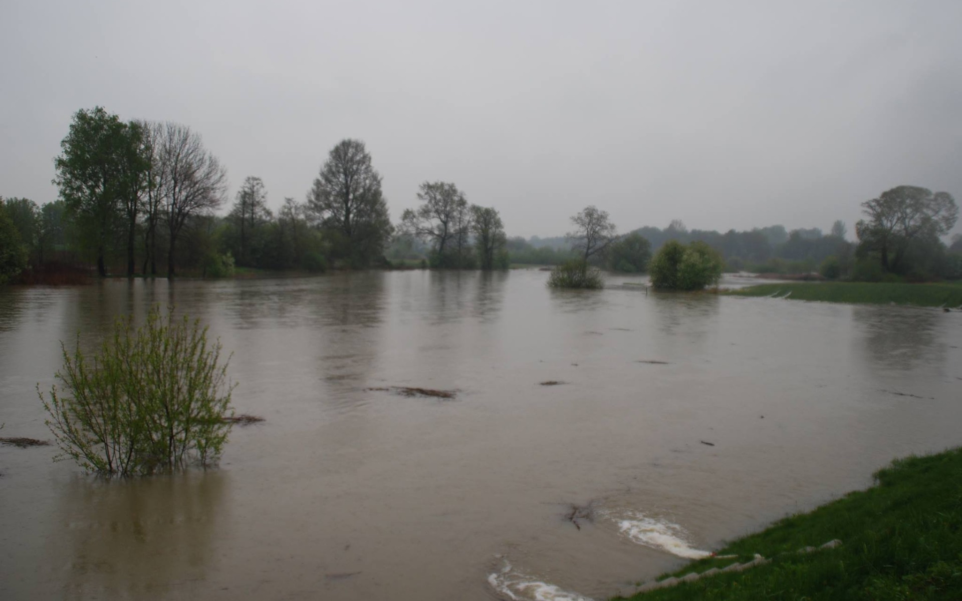 Intensywne opady deszczu, w akcji strażacy z powiatu oświęcimskiego. ZDJĘCIA !
