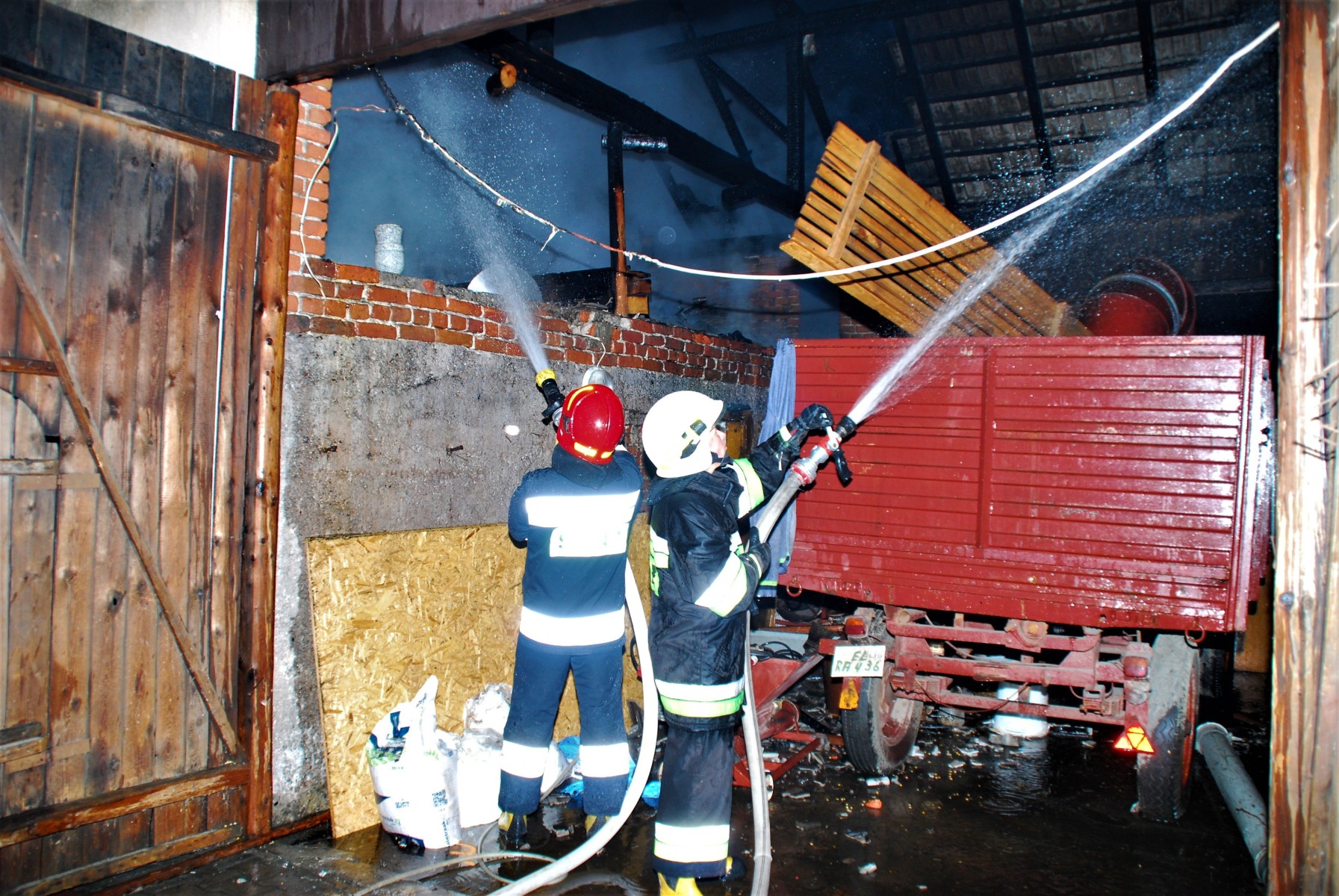 Pożar stodoły w Zasolu. Z ogniem walczyło 20 zastępów straży pożarnej. ZDJĘCIA !