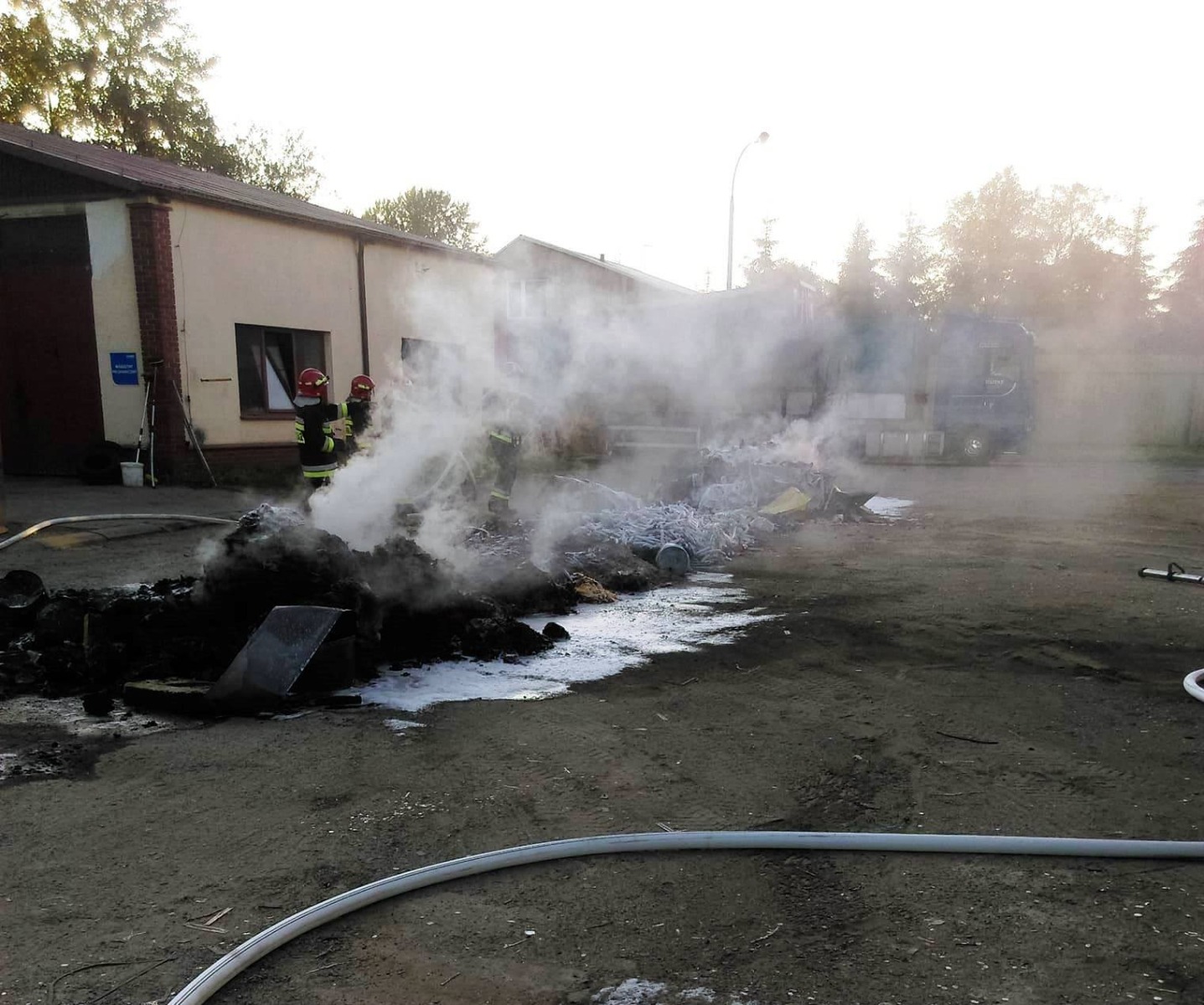 Pożar kontenera na terenie firmy w Trzebieńczycach. ZDJĘCIA !
