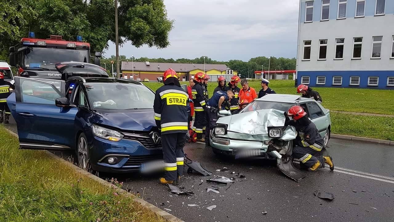 Dwa samochody zderzyły się na ul.Garbarskiej w Oświęcimiu. ZDJĘCIA !