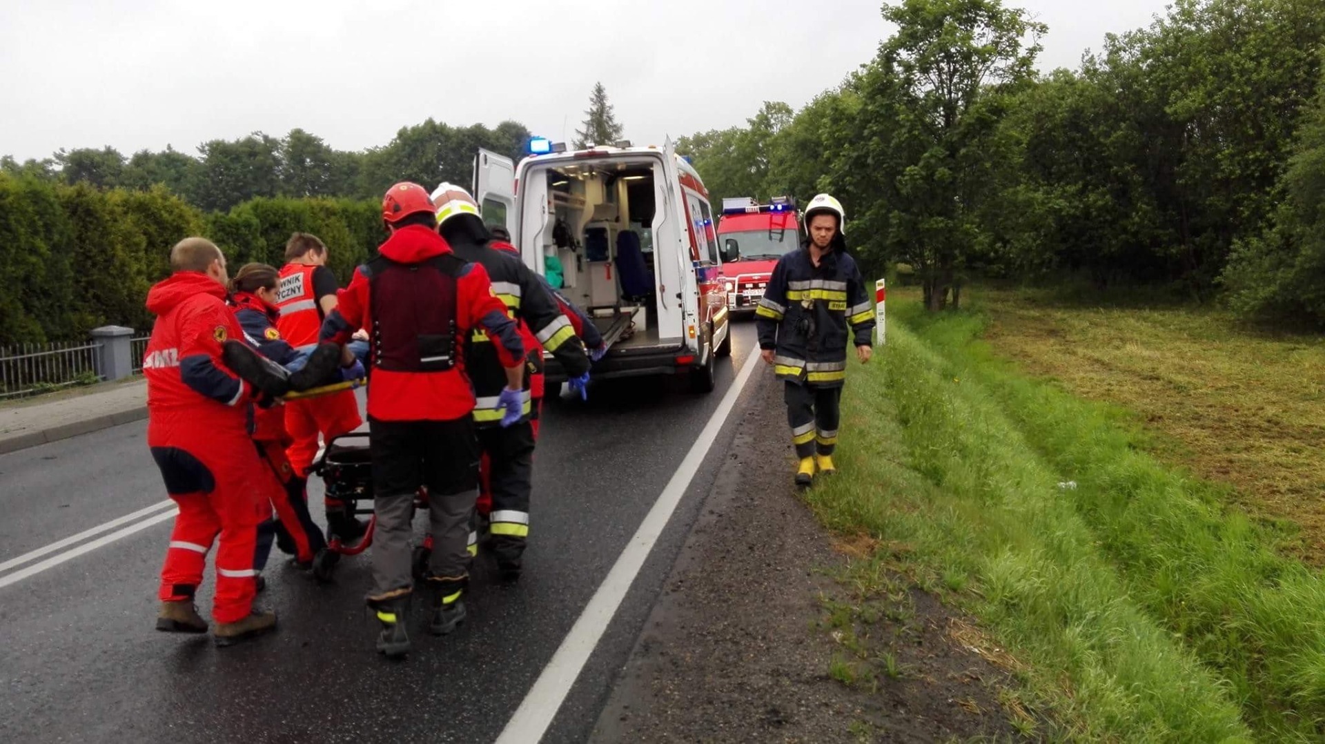 Dachowanie pojazdu w Brzeszczach. ZDJĘCIA !