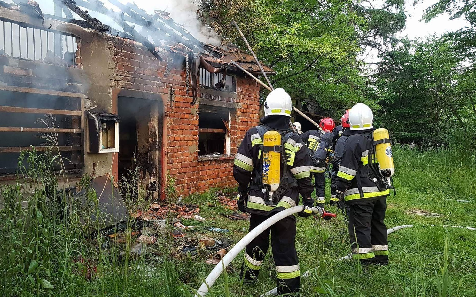 Pożar budynku w Brzeszczach. ZDJĘCIA, FILM !