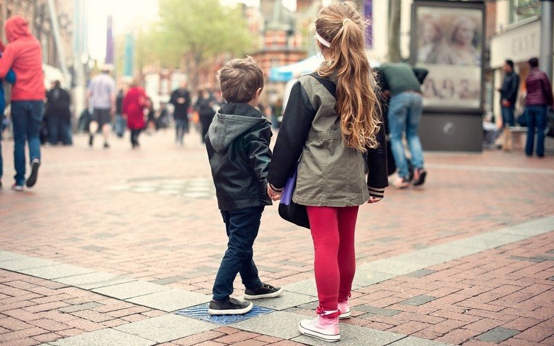 Trzylatek sam wyszedł z domu i zgubił się w Oświęcimiu, wzorowo zareagował 18-latek !