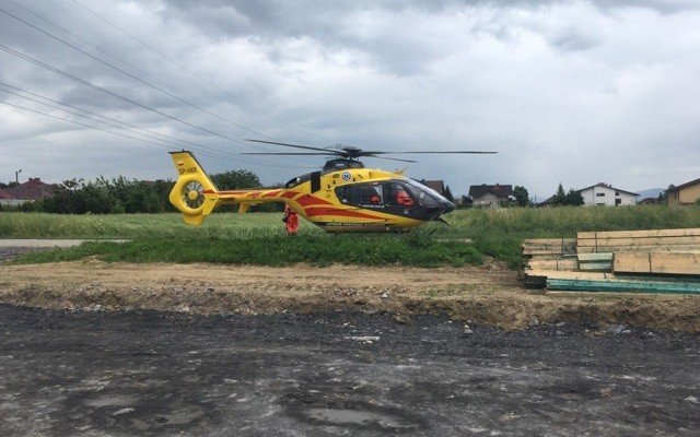 Podczas prac spadł z wysokości. Interweniował śmigłowiec LPR.