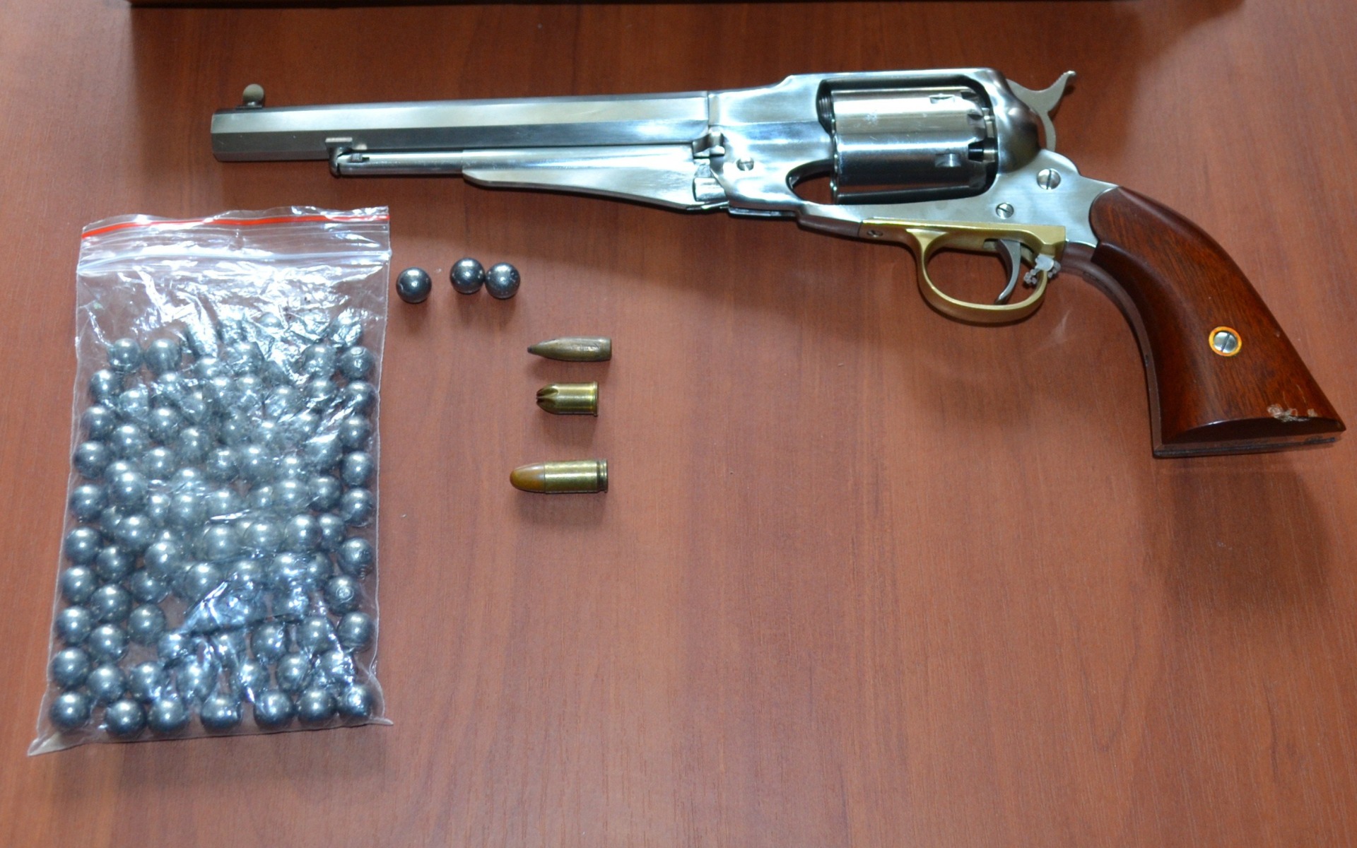 Groził rodzinie rewolwerem. Został zatrzymany przez Policje. ZDJĘCIA !