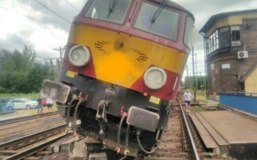 Zablokowana ulica Grunwaldzka w Babicach gdzie wykoleił się pociąg.