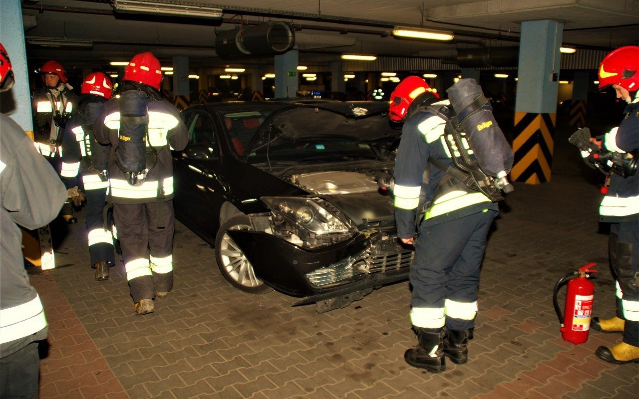 Samochód uderzył w filar na podziemnym parkingu galerii Niwa. ZDJĘCIA !