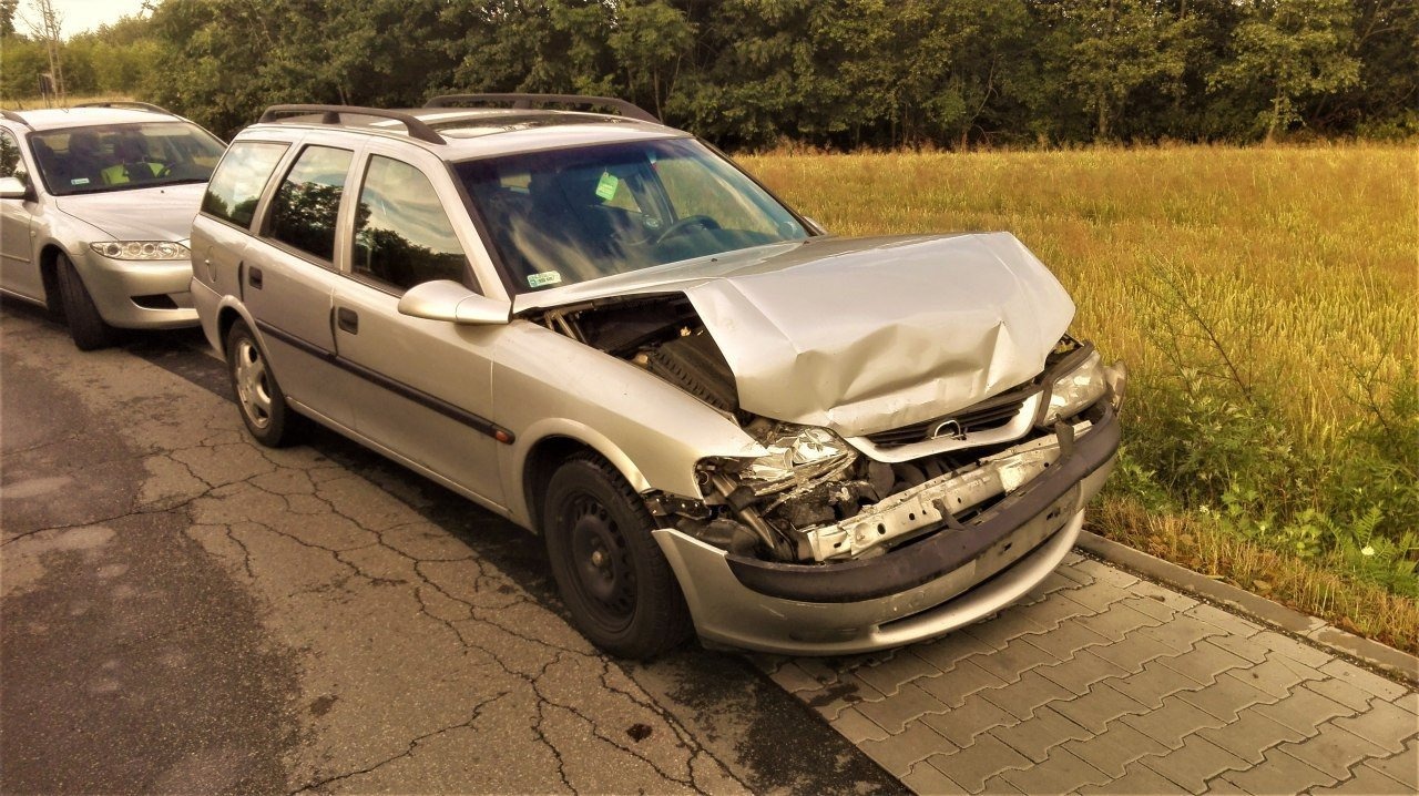 Opel najechał na tył Audi w Porębie Wielkiej. ZDJĘCIA !