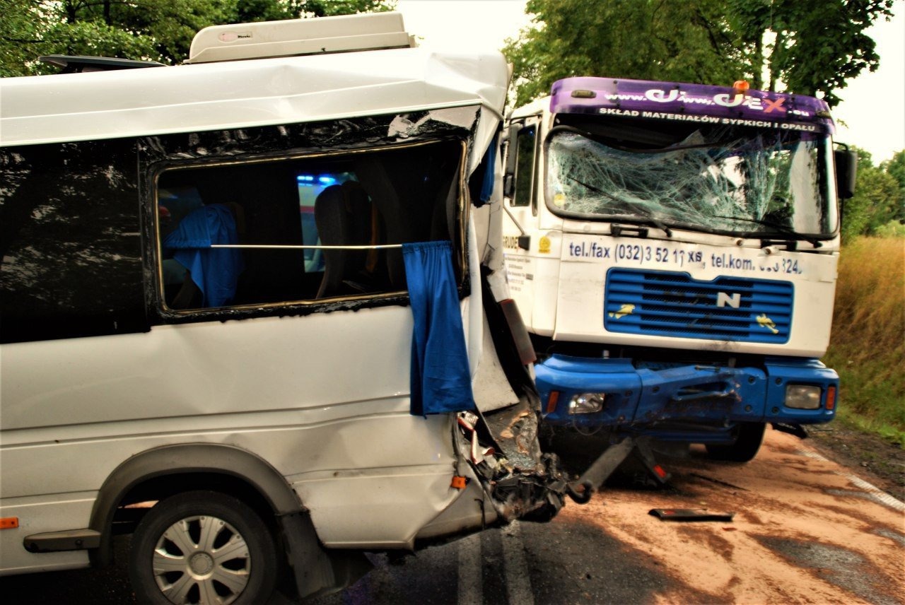 Ciężarówka uderzyła w busa. Są osoby poszkodowane ! ZDJĘCIA !