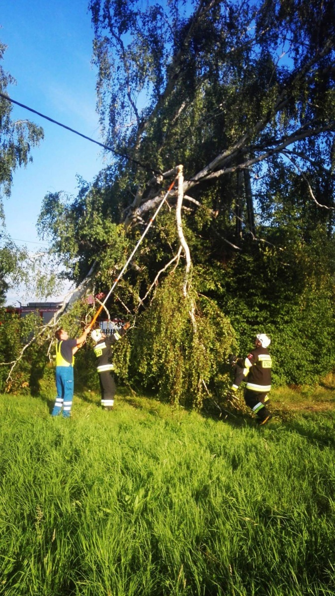 Silna burza przeszła nad powiatem, w Babicach zerwało element dachu, w Brzeszczach zalało rampe sklepu. ZDJĘCIA !