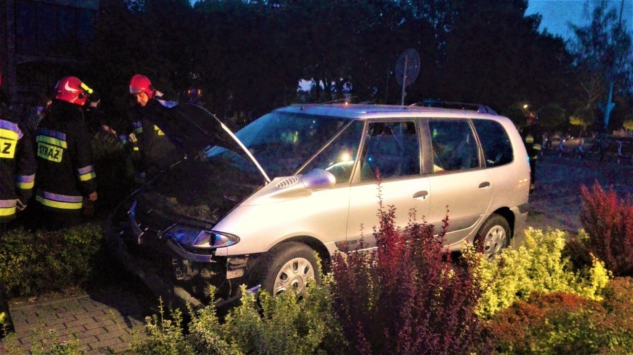 Zdarzenie drogowe na ul.Tysiąclecia. Wzorowa postawa mieszkanki Włosienicy. ZDJĘCIA !