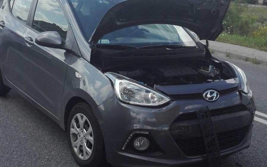 Samochód prowadzony przez kobietę w ciąży, uderzył w naczepe. ZDJĘCIA !