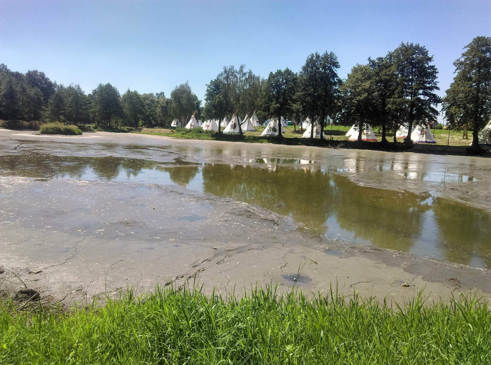 Nietypowa akcja w Zatorze. Strażacy ruszyli z pomocą …. rybom ! ZDJĘCIA !