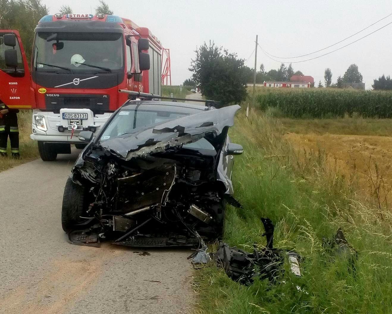 Samochód uderzył w pociąg na niestrzeżonym przejeździe kolejowym. ZDJĘCIA !