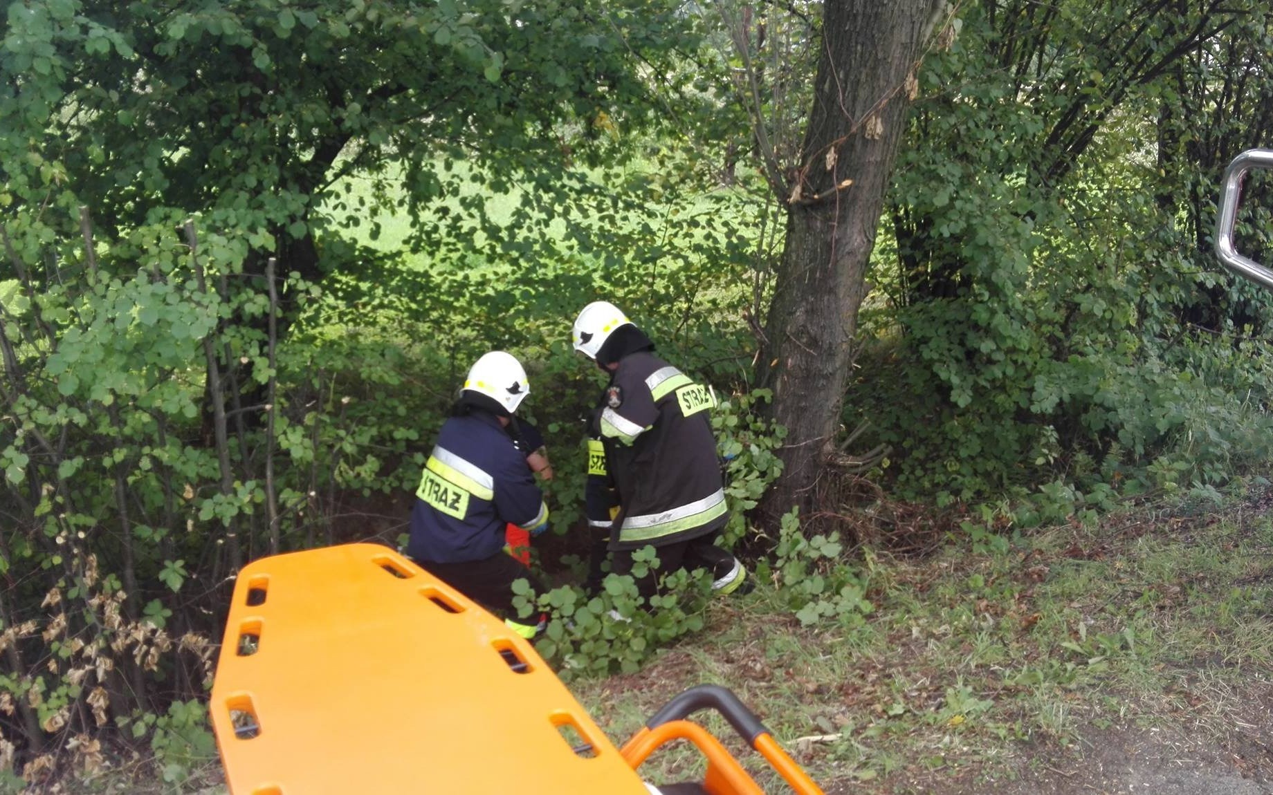 Mężczyzna wpadł do rowu melioracyjnego. Z pomocą przyszli ratownicy medyczni i strażacy. ZDJĘCIA !