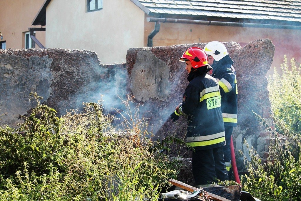 Pożar odpadów w sąsiedztwie budynków mieszkalnych. ZDJĘCIA !
