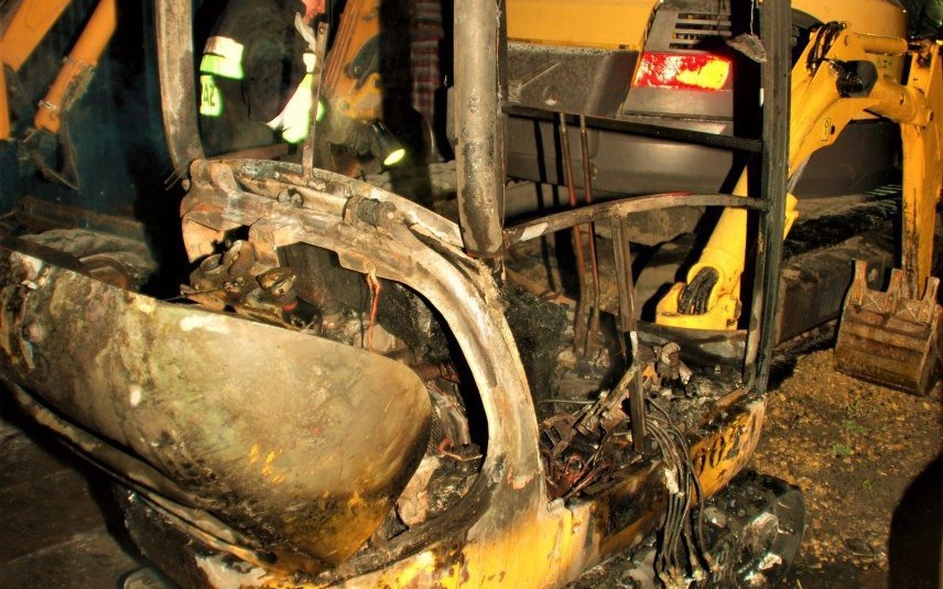 Pożar koparki w Podolszu. ZDJĘCIA !