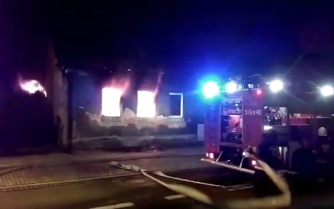 Pożar budynku w Kętach. ZDJĘCIA, FILM !