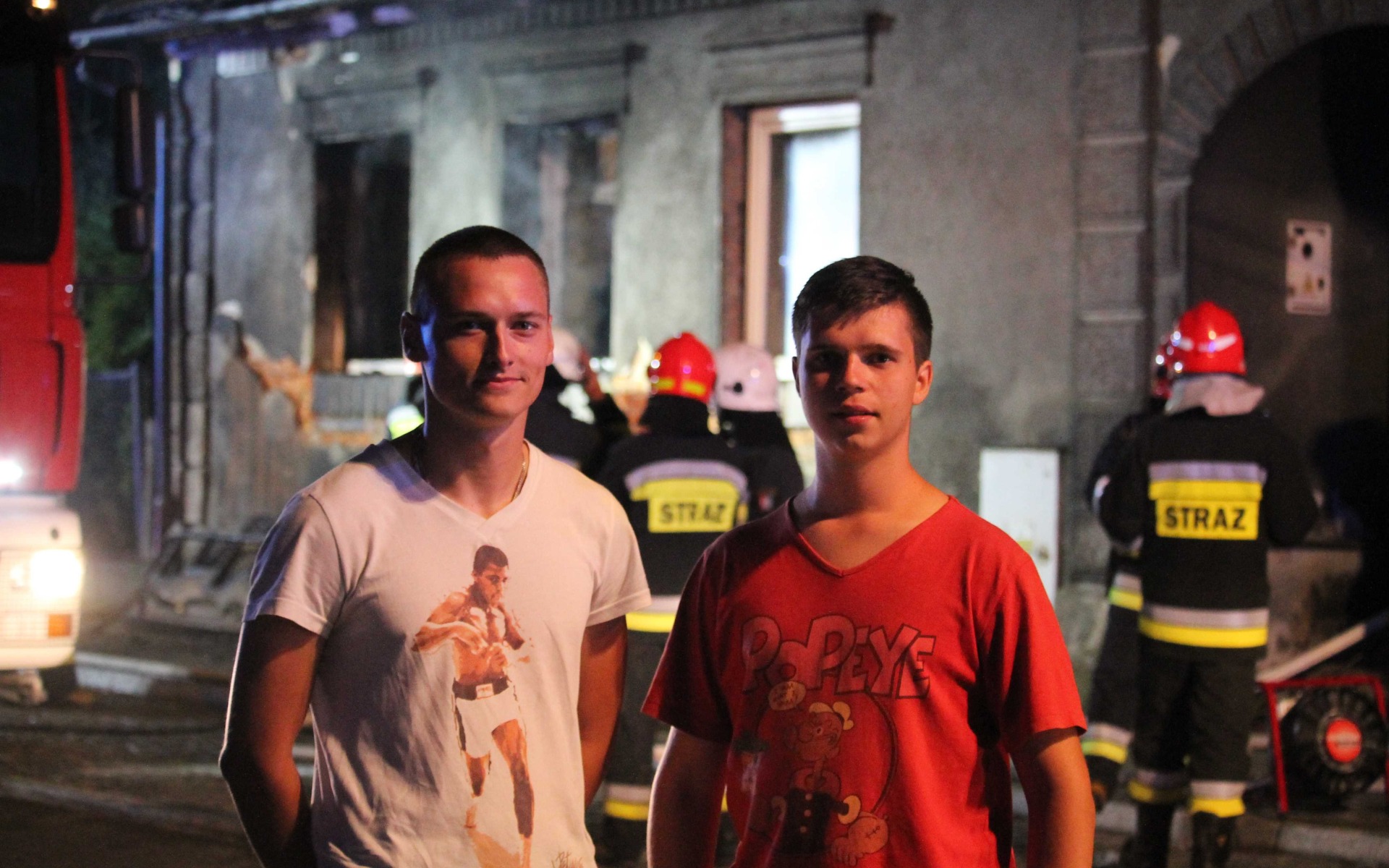 Druhowie dostrzegli pożar, natychmiast weszli do palącego się budynku ! ZDJĘCIA !