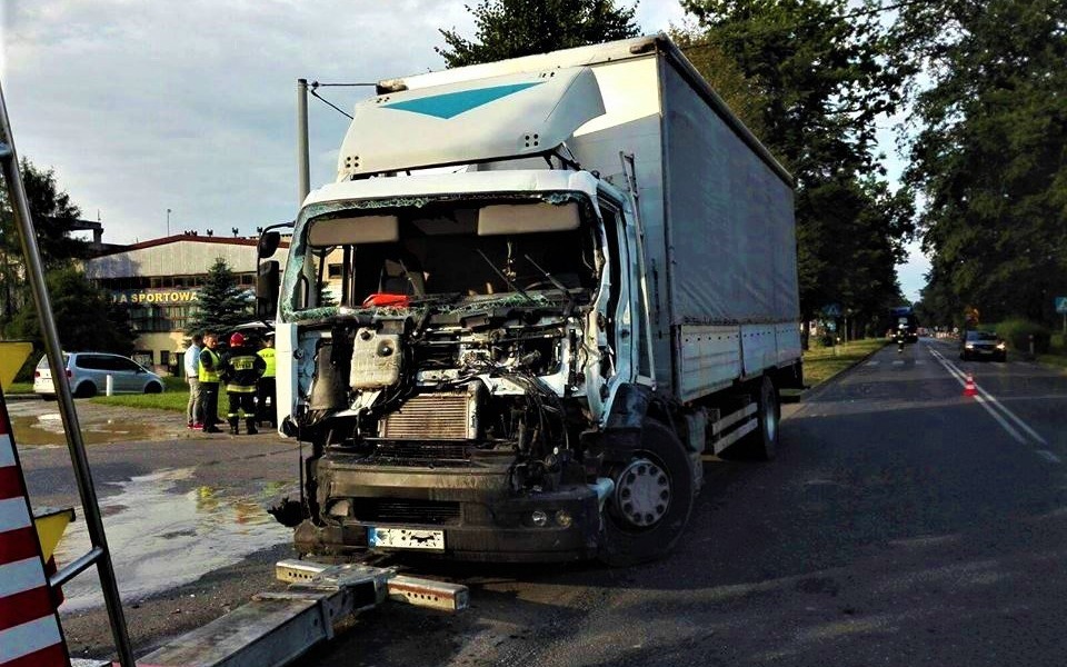 Zderzenie dwóch samochodów ciężarowych w Brzeszczach. ZDJĘCIA!