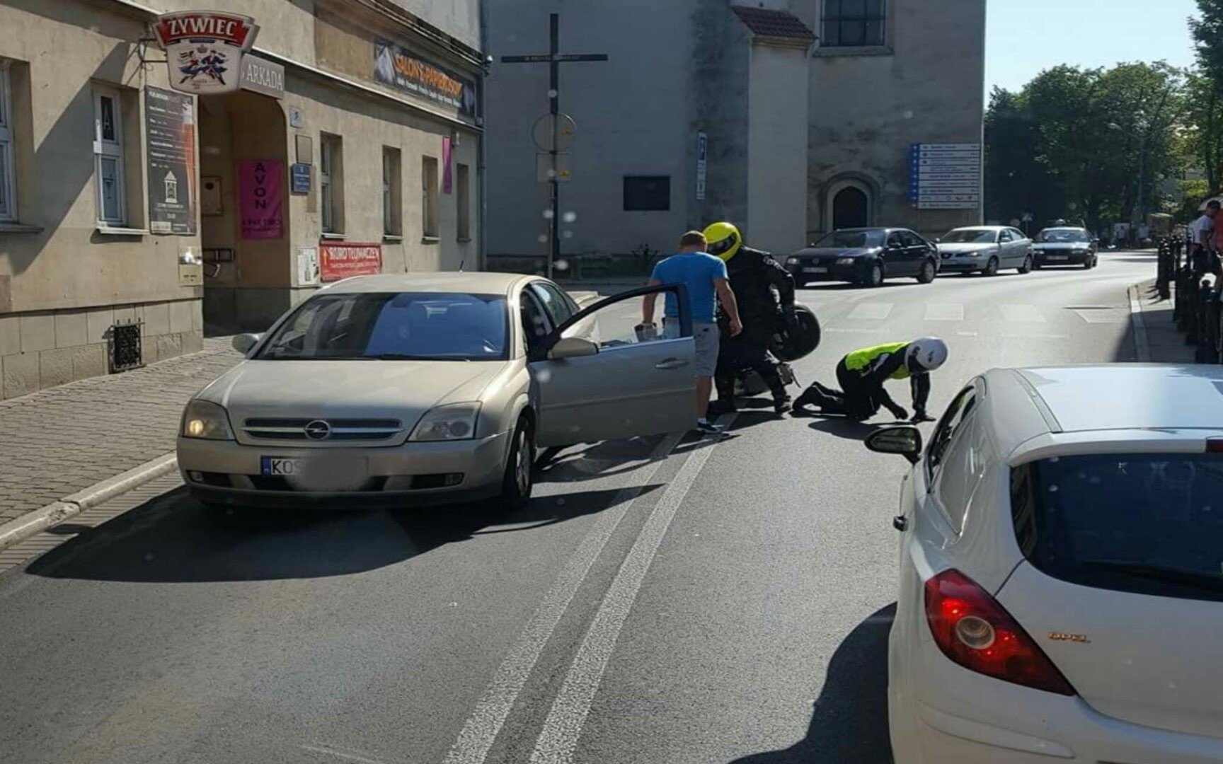 Motocyklista z Czech uderzył w tył opla. ZDJĘCIE !