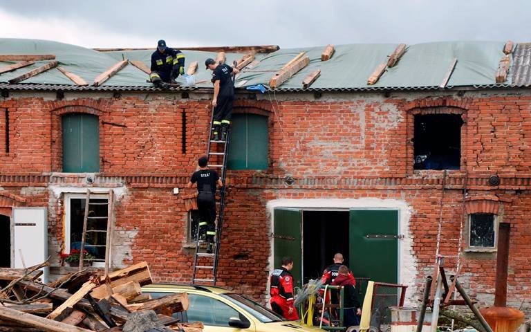 Ratownicy z powiatu oświęcimskiego z pomocą poszkodowanym w nawałnicach. ZDJĘCIA !