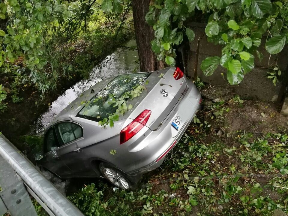 Samochódł wpadł do rzeki w Zasolu. ZDJĘCIA !