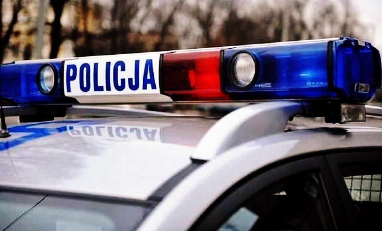 Mieszkanka Oświęcimia dostrzegła zagubioną seniorkę, policjanci odwieźli ją do domu.