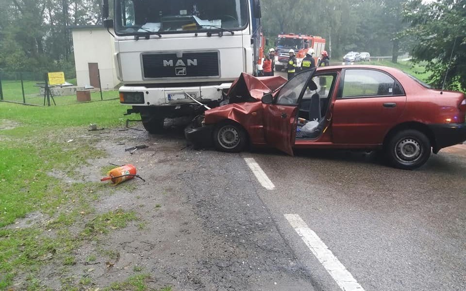 Samochód osobowy zderzył się z ciężarowym w Polance Wielkiej. ZDJĘCIA !
