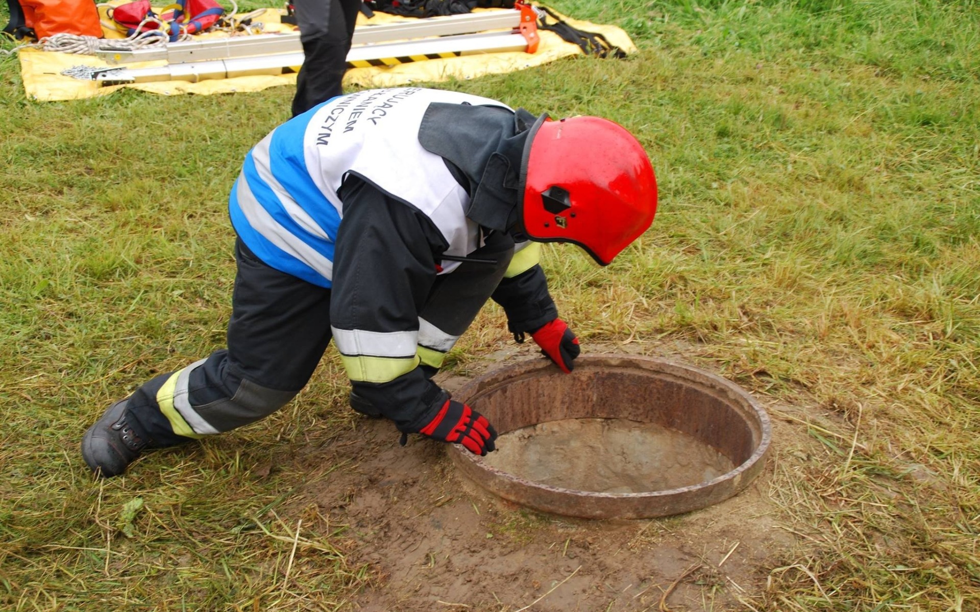 UWAGA ! OSOBA WPADŁA DO STUDNI !