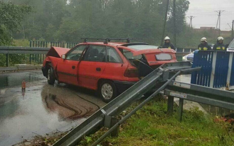 Jedna osoba ranna po zderzeniu dwóch pojazdów w Kętach. ZDJĘCIA !