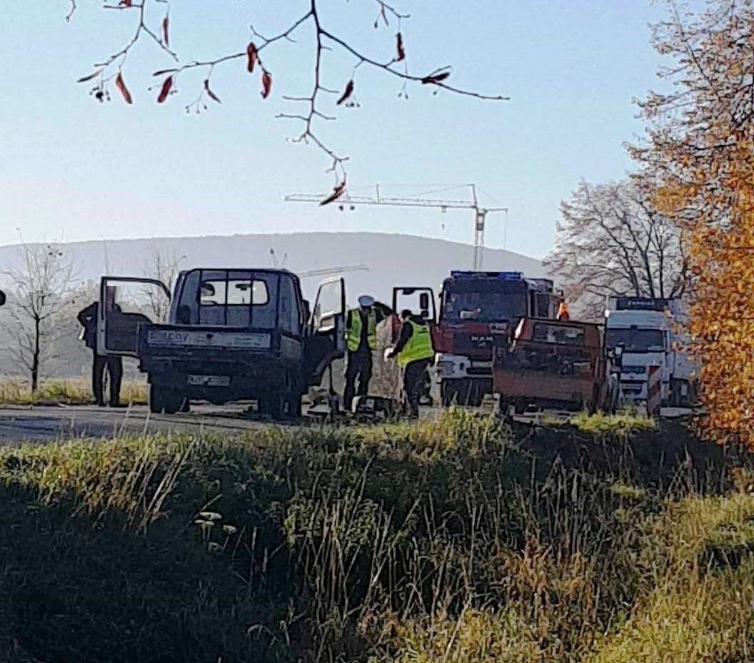 Tragedia na DW948 w Nowej Wsi. Samochód po zderzeniu z innym pojazdem potrącił robotnika drogowego !