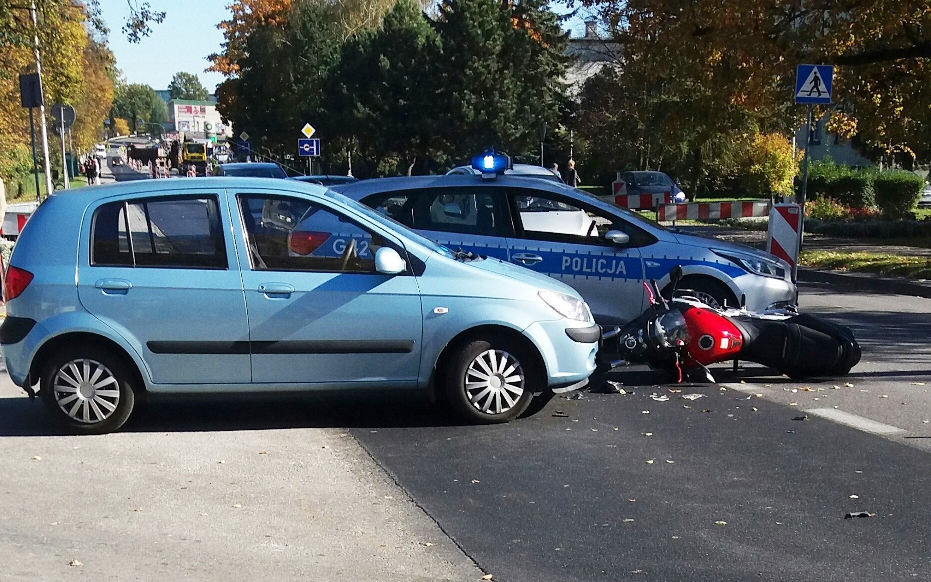 W Chełmku samochód osobowy zderzył się z motocyklem. ZDJĘCIA !