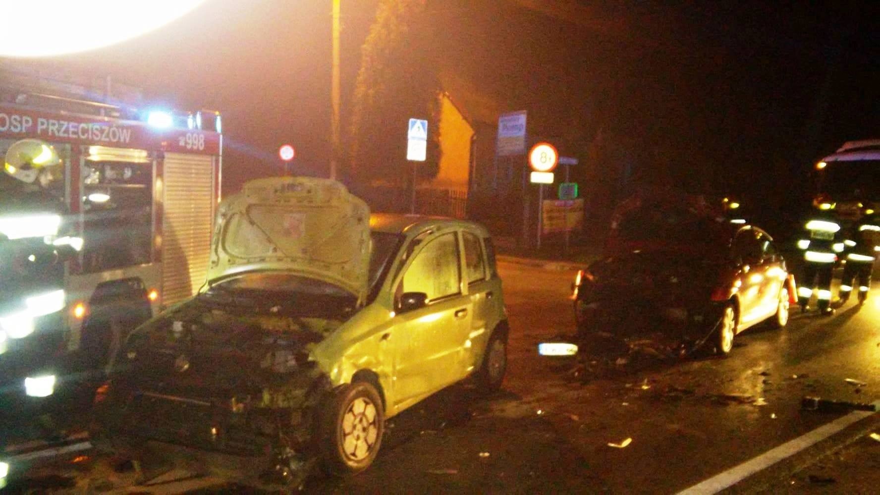 Czołowe zderzenie dwóch samochodów osobowych w Przeciszowie. ZDJĘCIA !