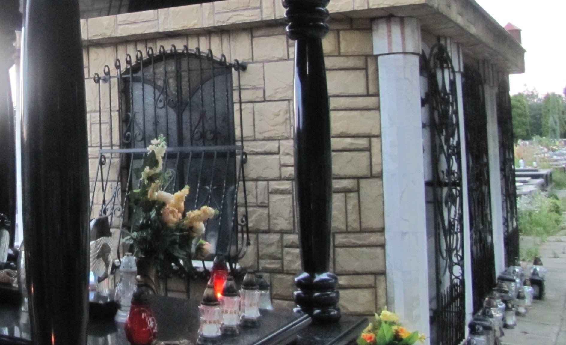 Alkoholowa impreza na cmentarzu w Kętach !