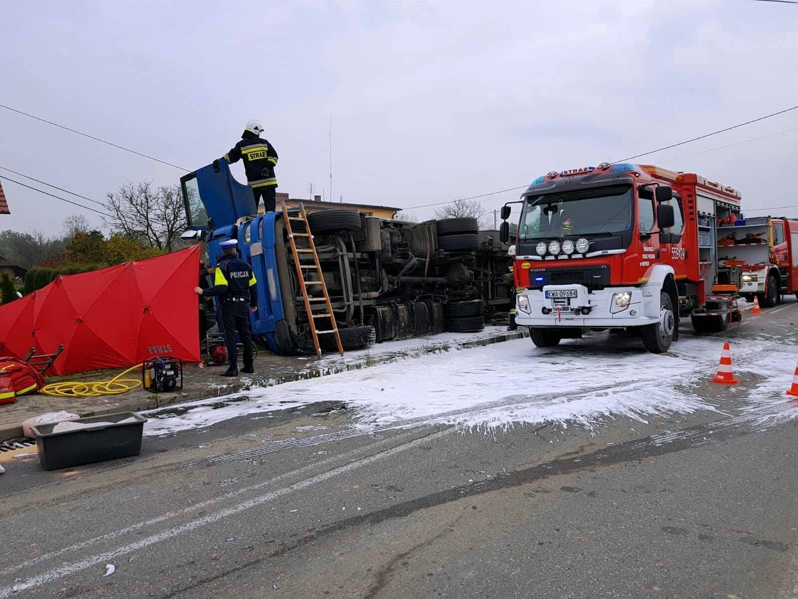 Śmiertelny wypadek w Wieprzu oraz zderzenie trzech pojazdów w Bulowicach- wspólne działania zastępów z sąsiednich powiatów. ZDJĘCIA !