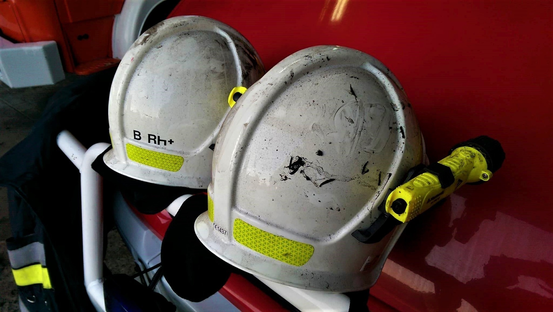 Pożar w mieszkaniu w Zatorze. Ogień ugasił strażak mieszkający w tym samym bloku.