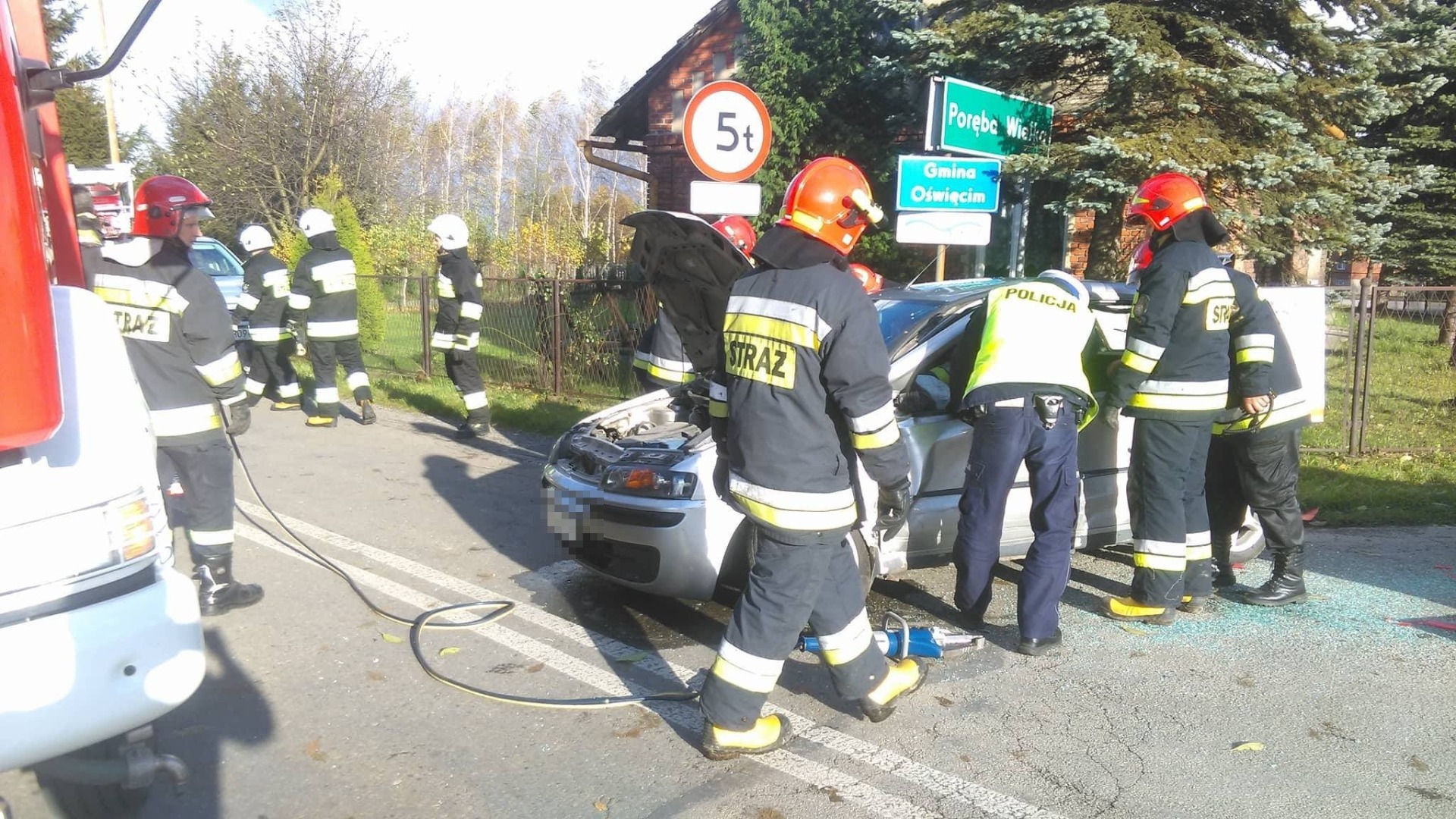 Samochód uderzył w autobus szkolny. Jedna osoba ranna! ZDJĘCIA !