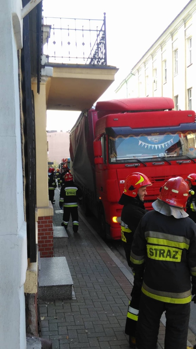 Ciężarowy man zahaczył o balkon kamienicy w Oświęcimiu ! ZDJĘCIA !